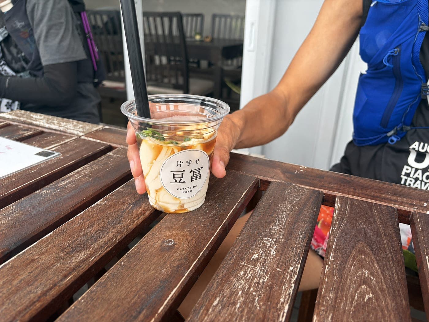 テラス席のテーブルに置いた片手で豆冨