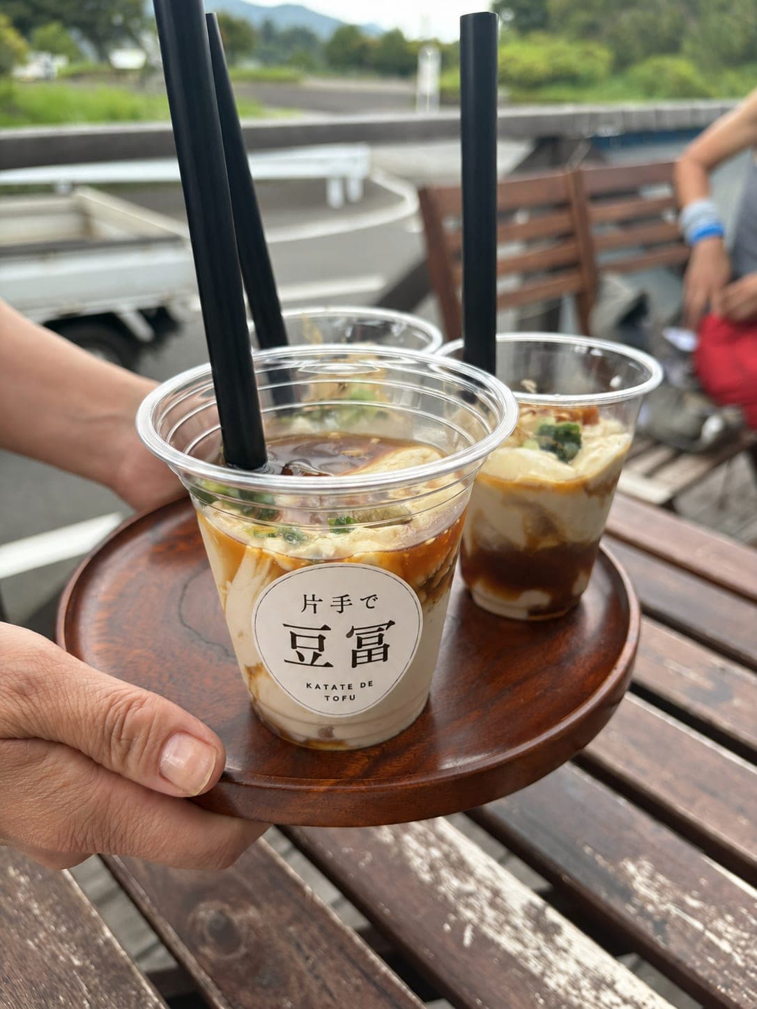 トレイにのせた片手で豆冨2カップ