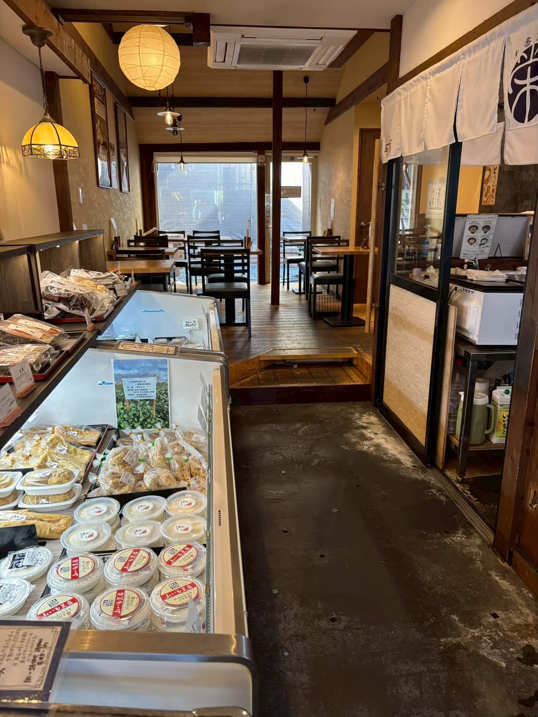 渚のとうふ工房 鎌倉小町 逗子店のイートインスペース(テーブル席)